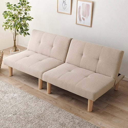 4wayで使えるリクライニング式のソファベッドがリビングに置かれている様子