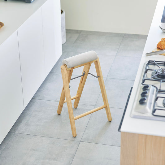 ナチュラルカラーのハイスツールがキッチンに置かれている様子