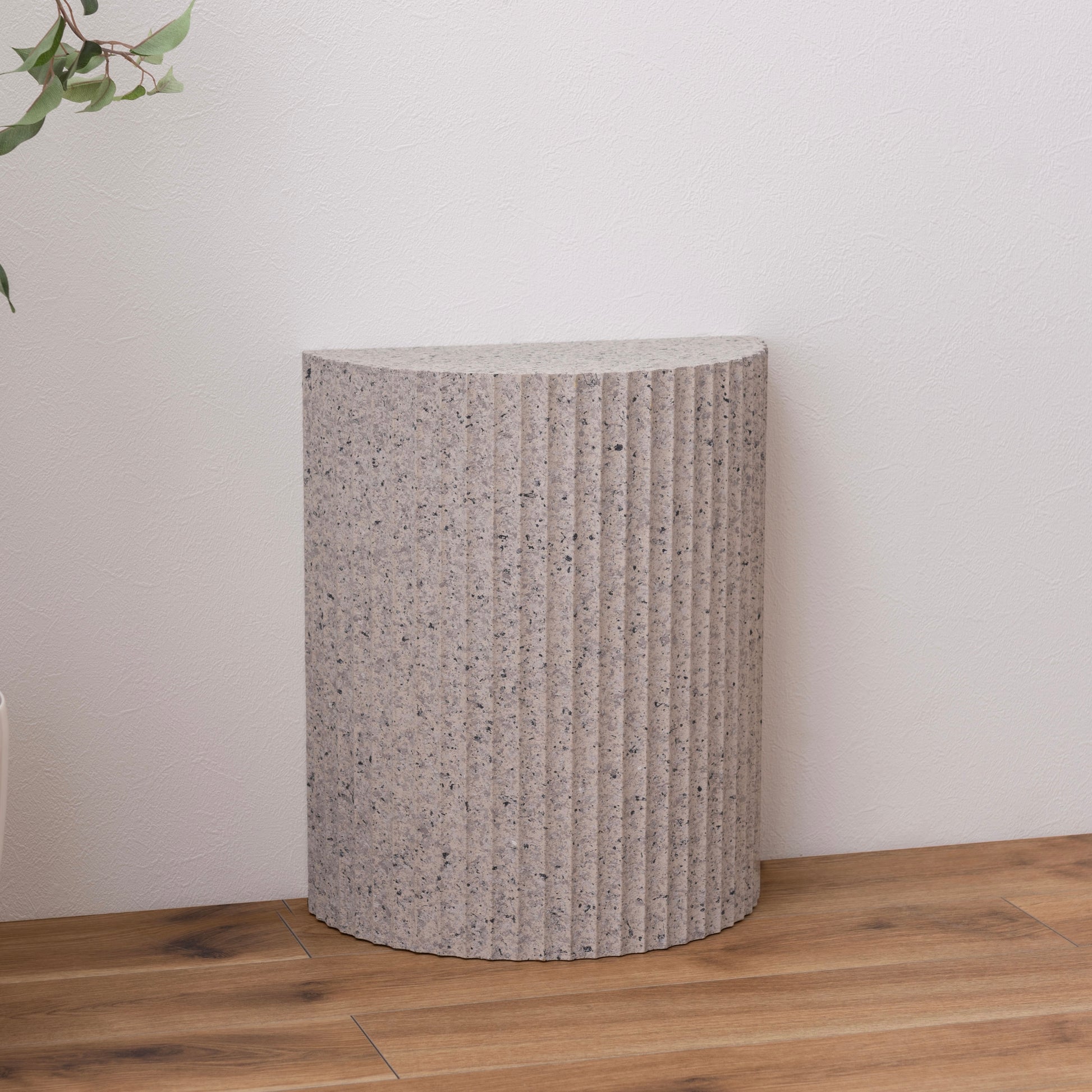 テラゾー柄の半円のスツール