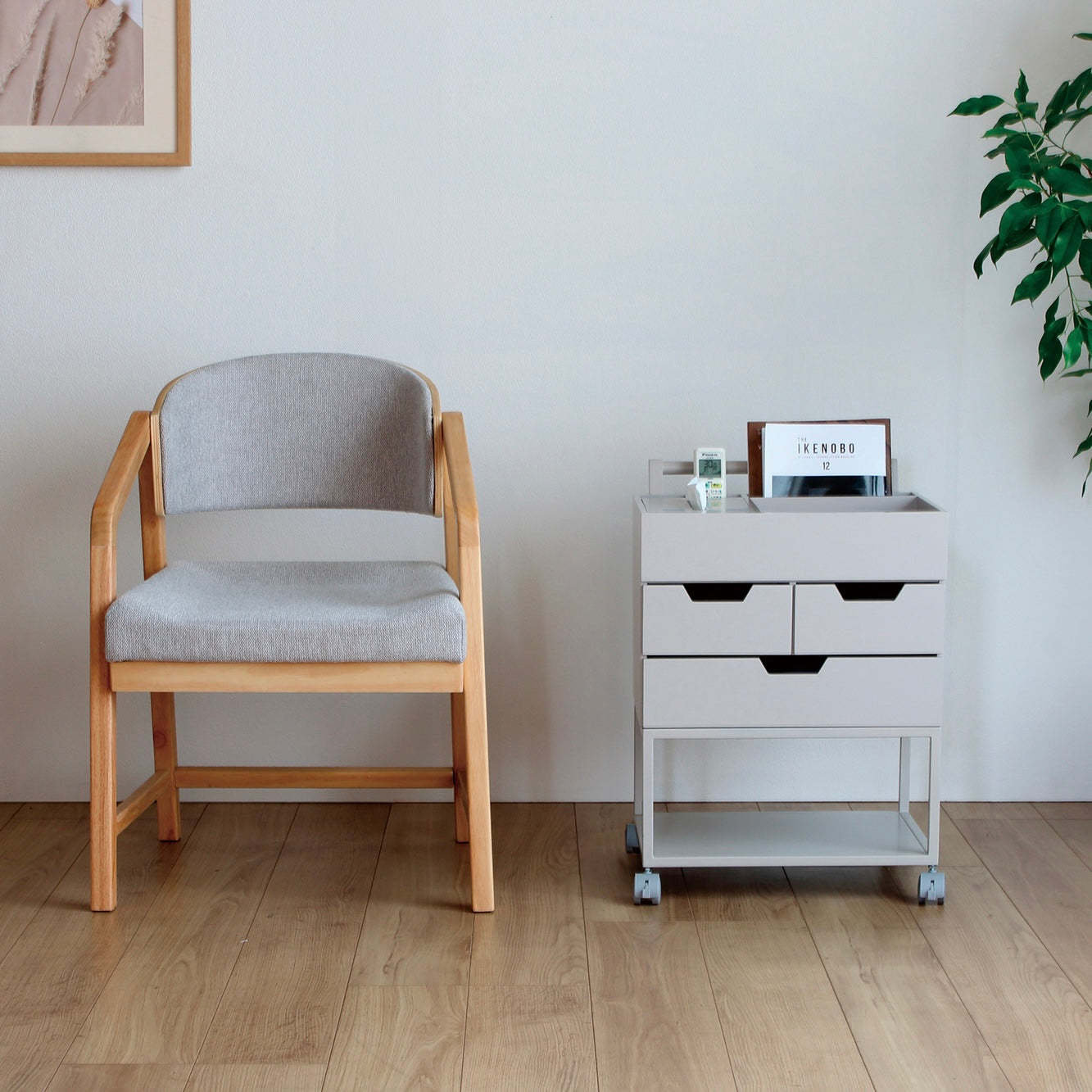 引き出しがたくさんついたグレーのワゴンが椅子の横に置かれている様子