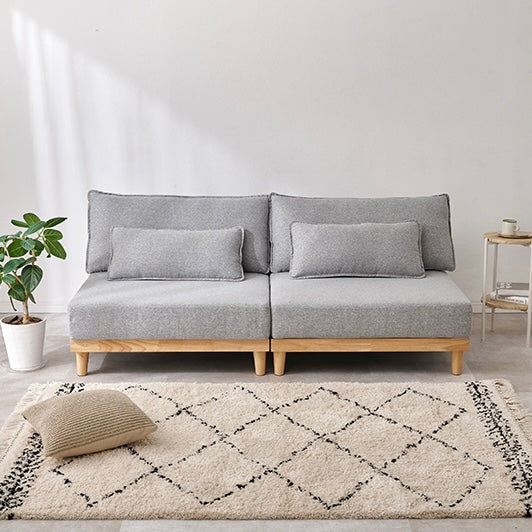 座面が広い2人掛けのソファが並んで置かれている様子