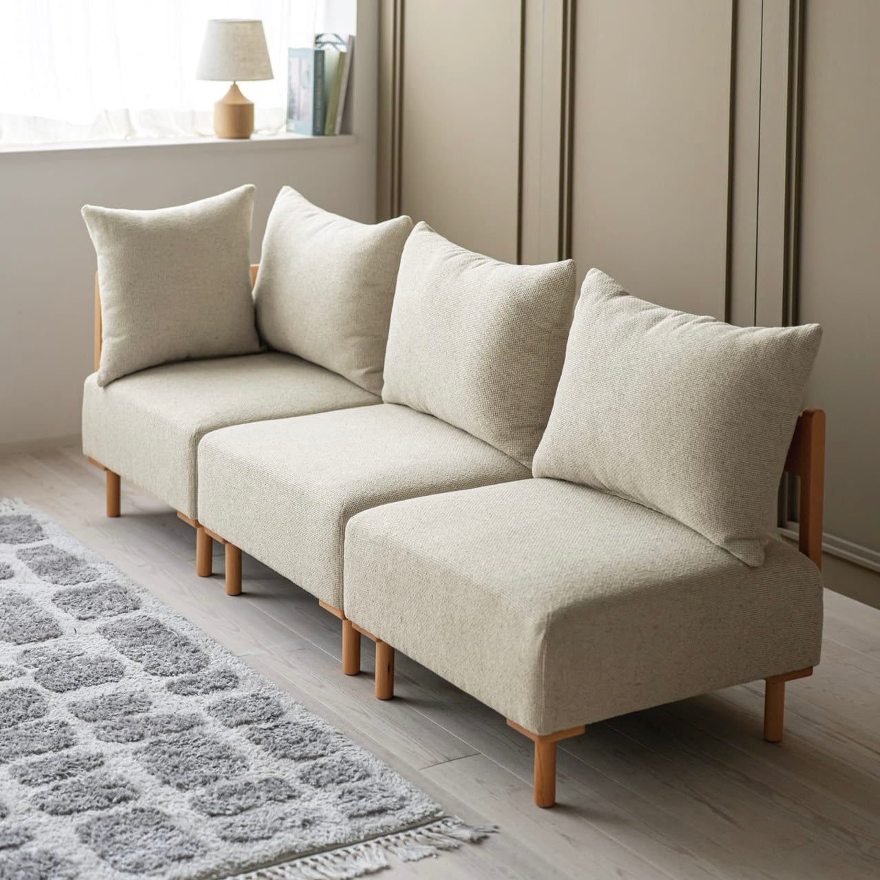 木製フレームのベージュのソファ