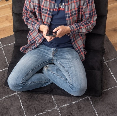 ブラックのもこもこ座椅子に腰掛けている様子