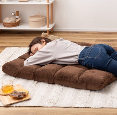 ブラウンのもこもこ座椅子に寝転がっている様子