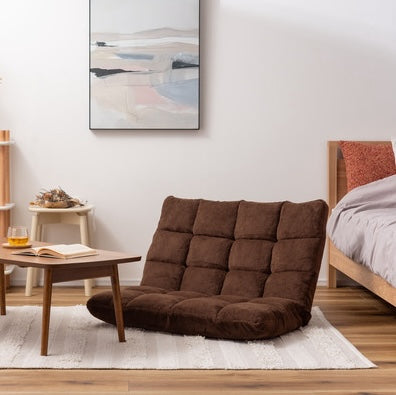 ブラウンのもこもこ座椅子を部屋に置いている様子