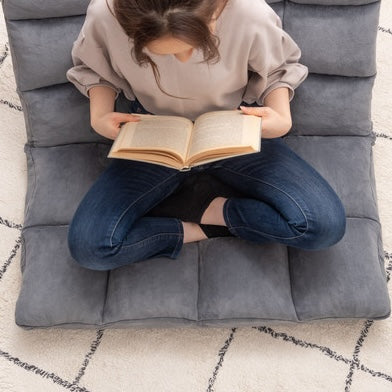 グレーのもこもこ座椅子に腰掛けている様子