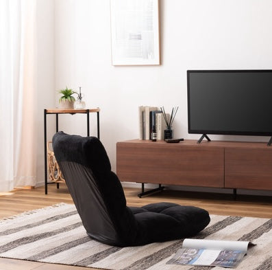 ブラックのもこもこ座椅子をテレビ前に置いている様子