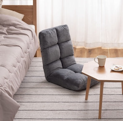 グレーのもこもこ座椅子を部屋に置いている様子