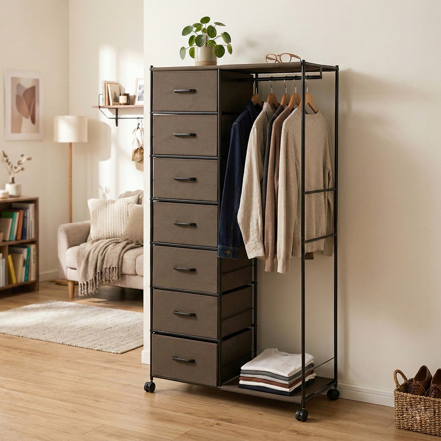 ブラウンの衣類を掛けるハンガーポールと7杯の引き出しを組み合わせた多機能なハンガーラックが置いてある部屋