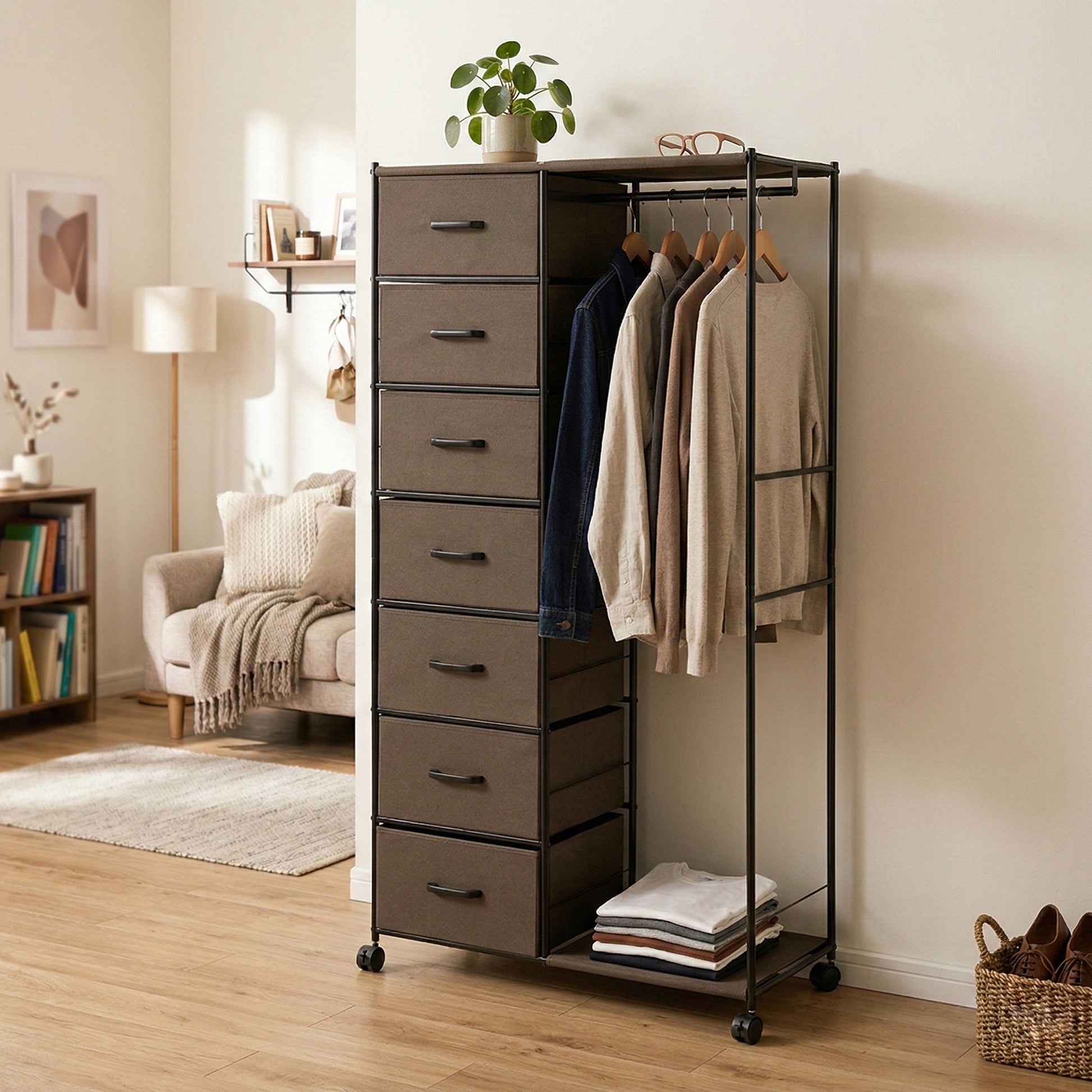 ブラウンの衣類を掛けるハンガーポールと7杯の引き出しを組み合わせた多機能なハンガーラックが置いてある部屋