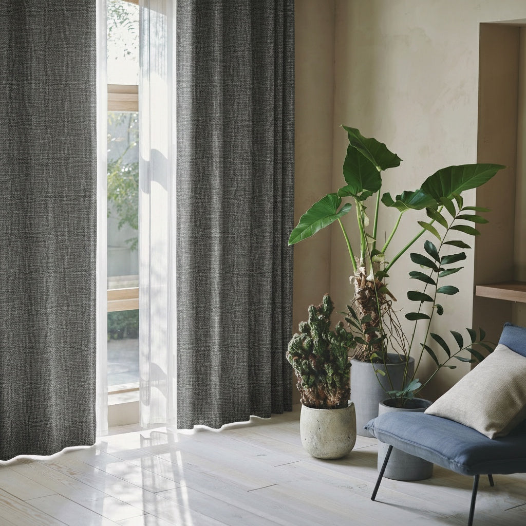 杢調のナチュラルな生地感の遮光1級カーテンが窓にかかった部屋