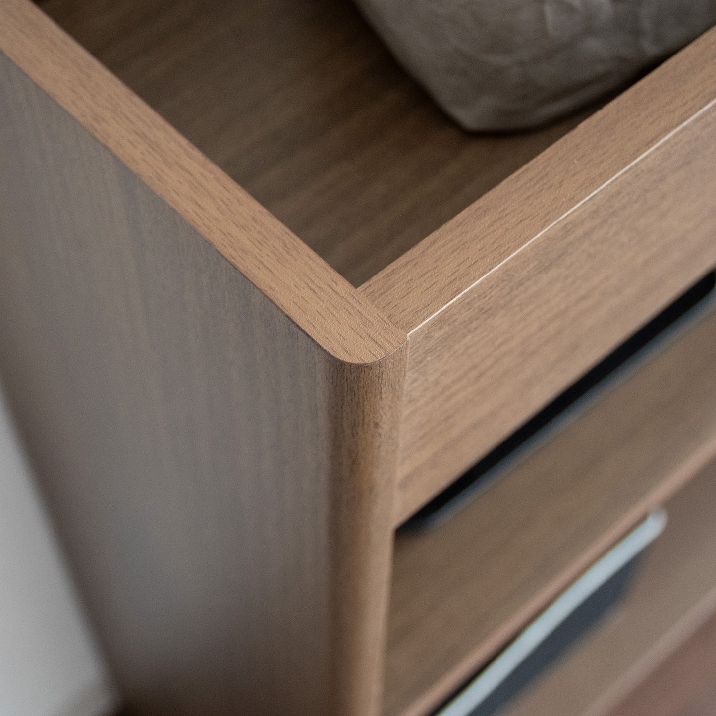 ブラウンの2段のオープンラックの木目デザイン