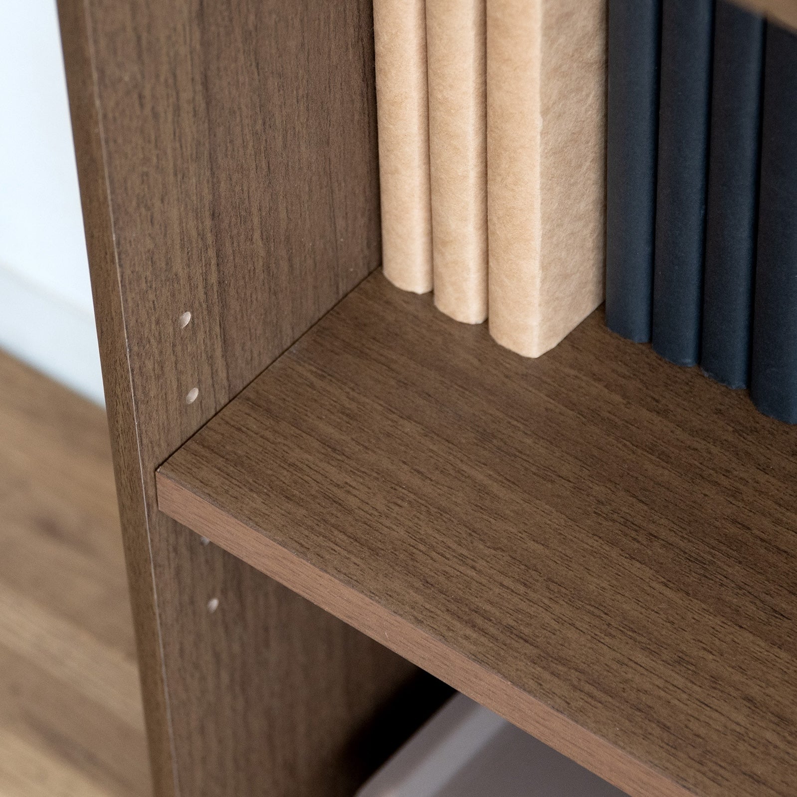 ブラウンの2段のオープンラックの可動棚部分