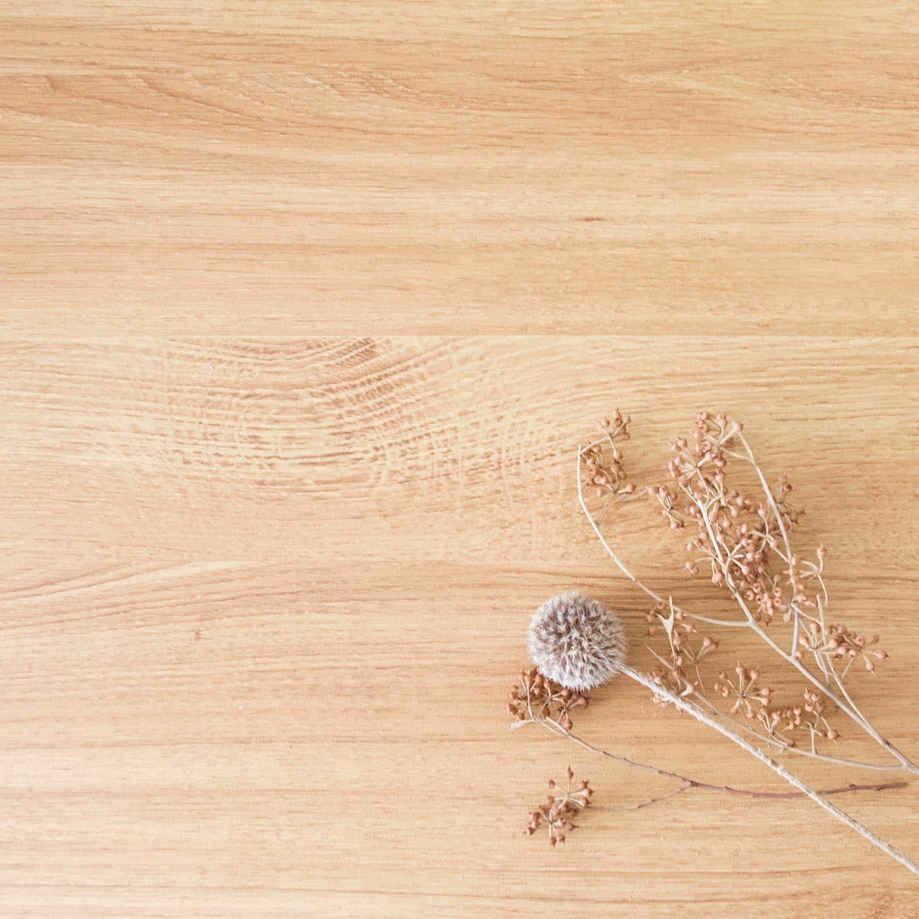 キャスター付きの木目調の2段のラックの木目デザイン