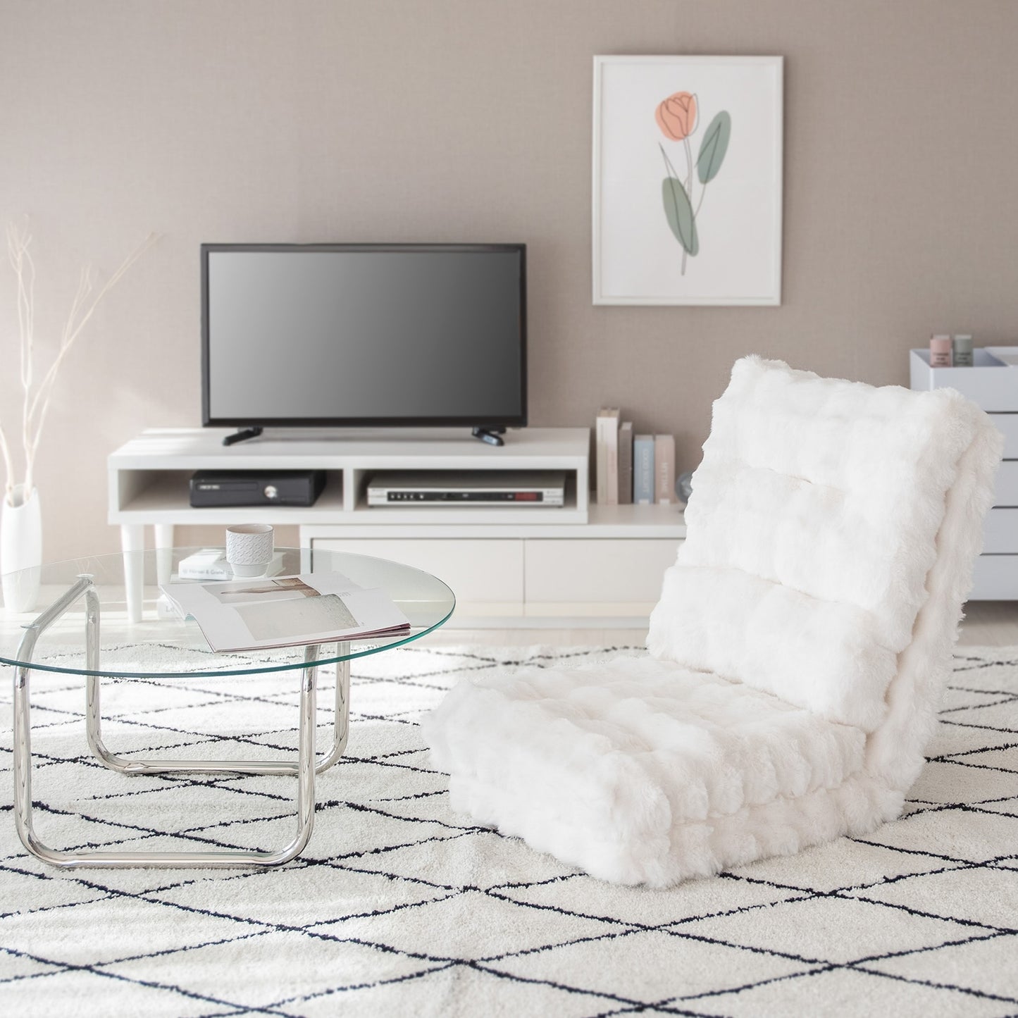 ふわとろ3way座椅子ホワイトがローテーブル横に置いてある様子