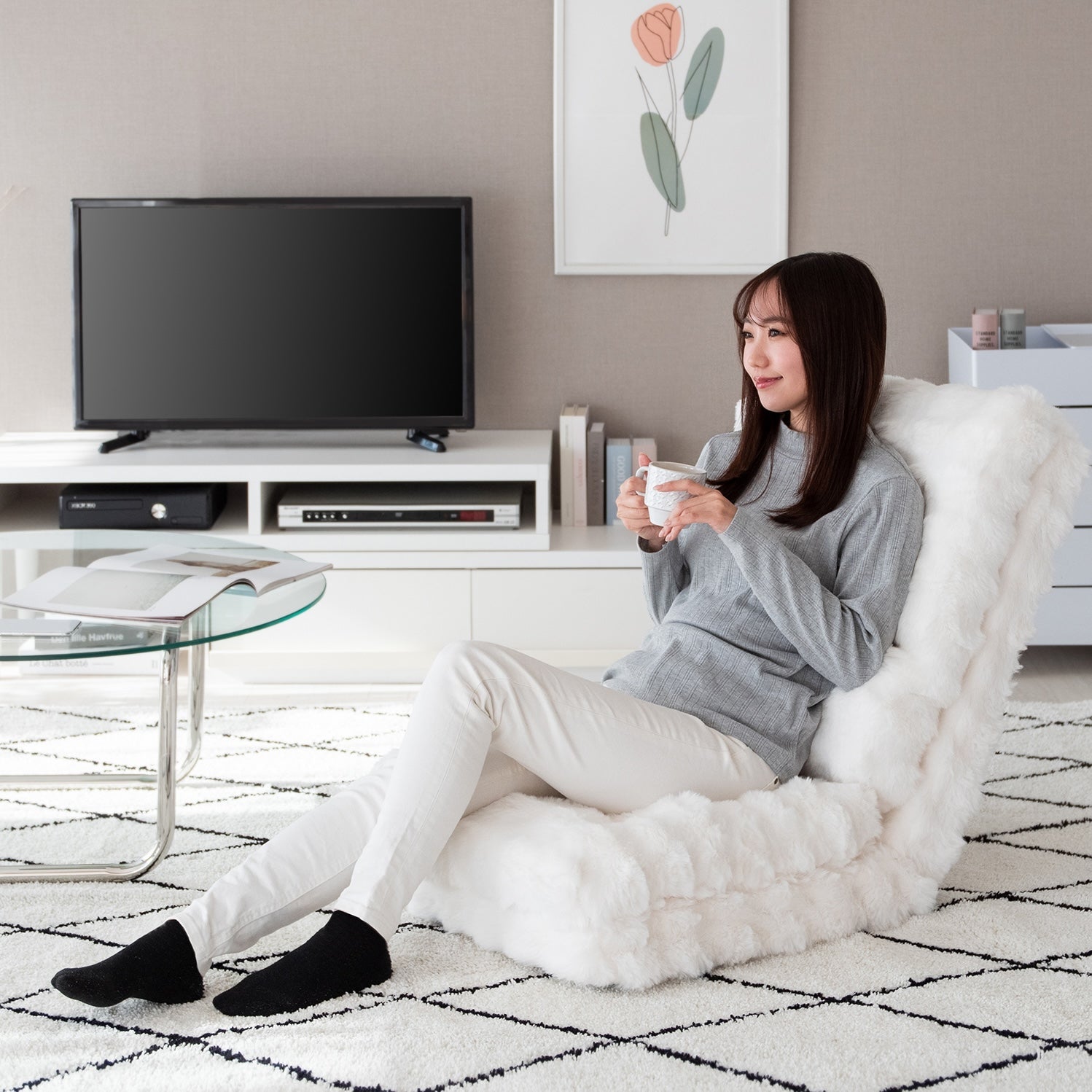 ふわとろ3way座椅子ホワイトで女性がくつろいでいる様子