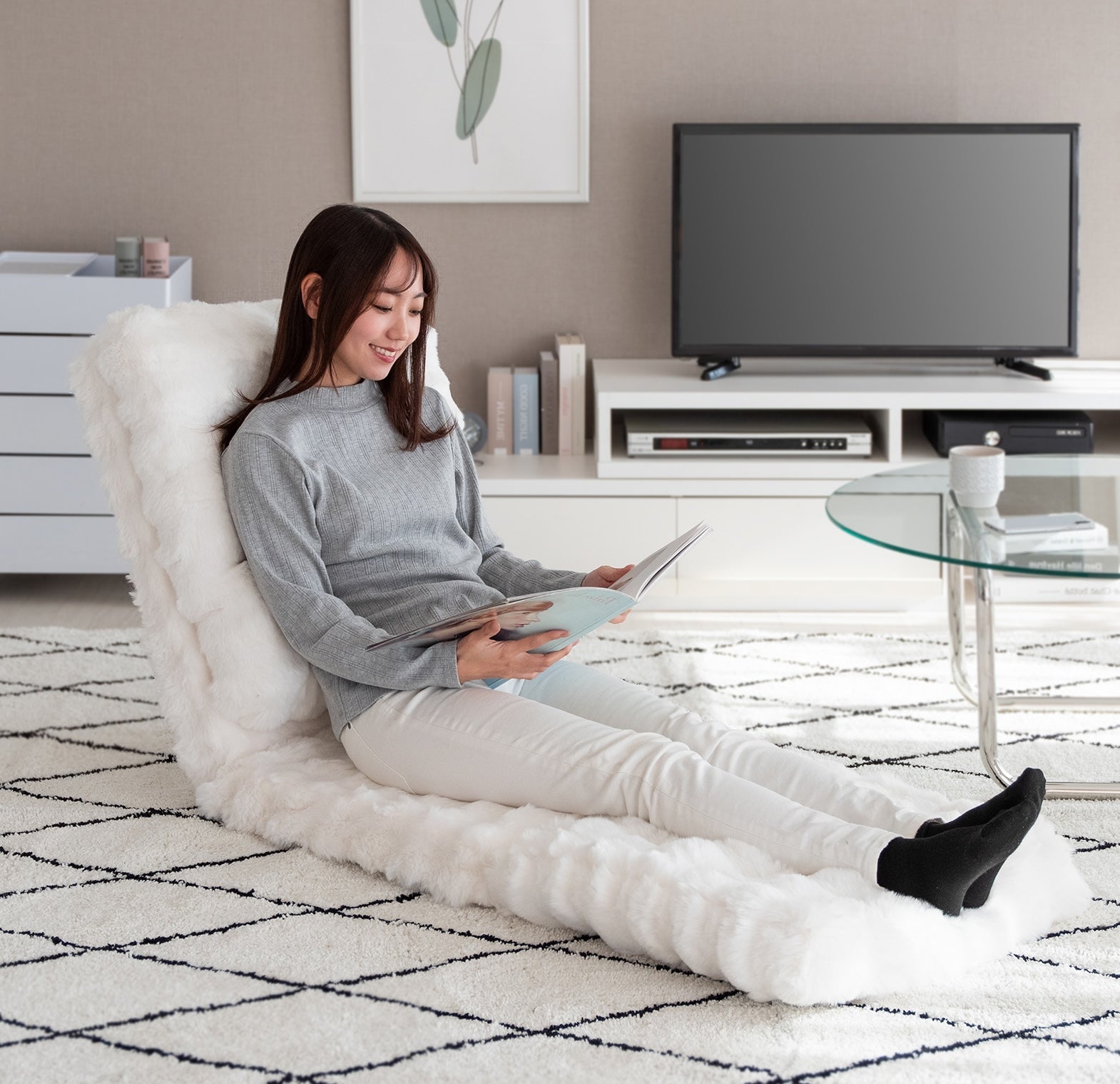 ふわとろ3way座椅子ホワイトで女性が本を読んでいる様子