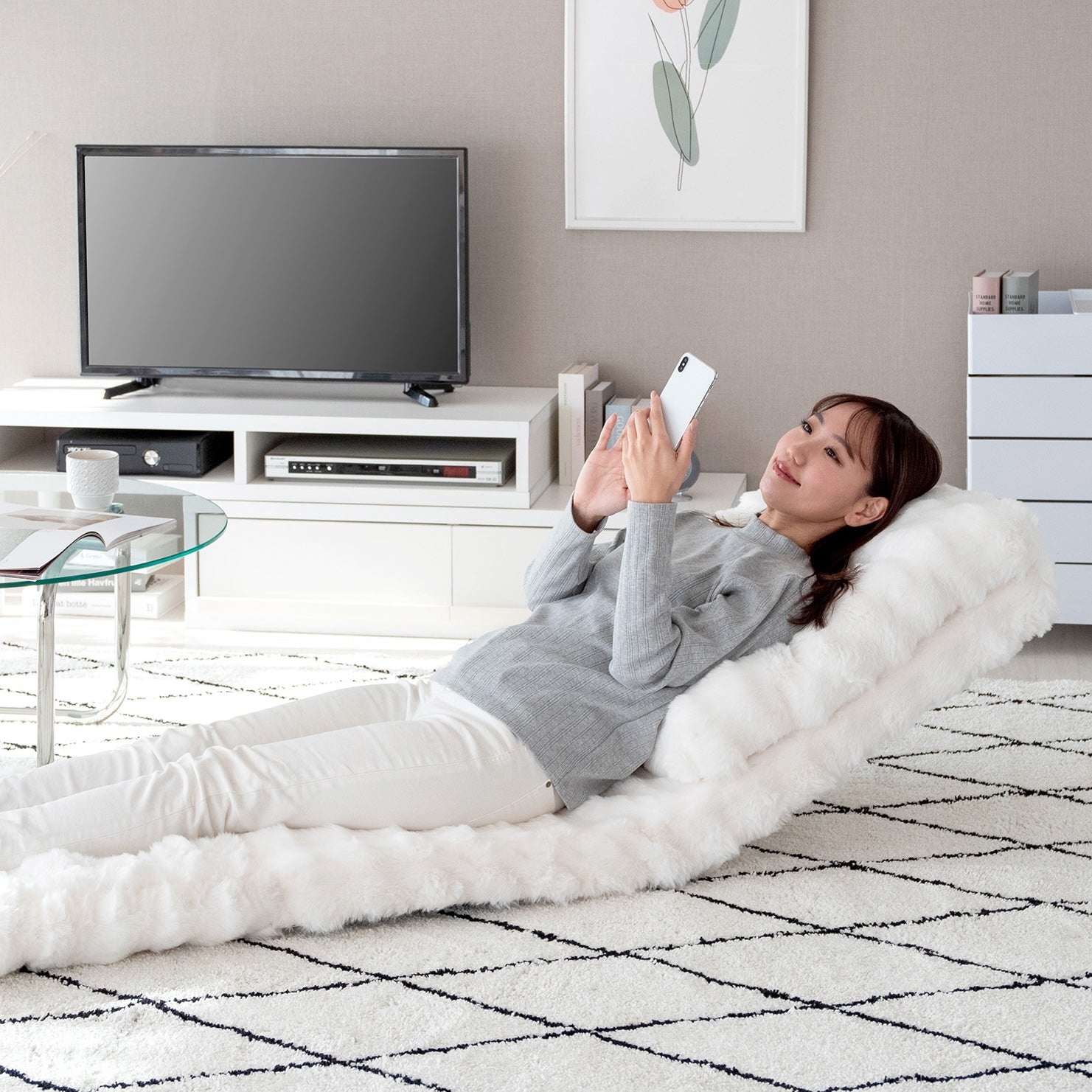 ふわとろ3way座椅子ホワイトで女性がくつろいでいる様子