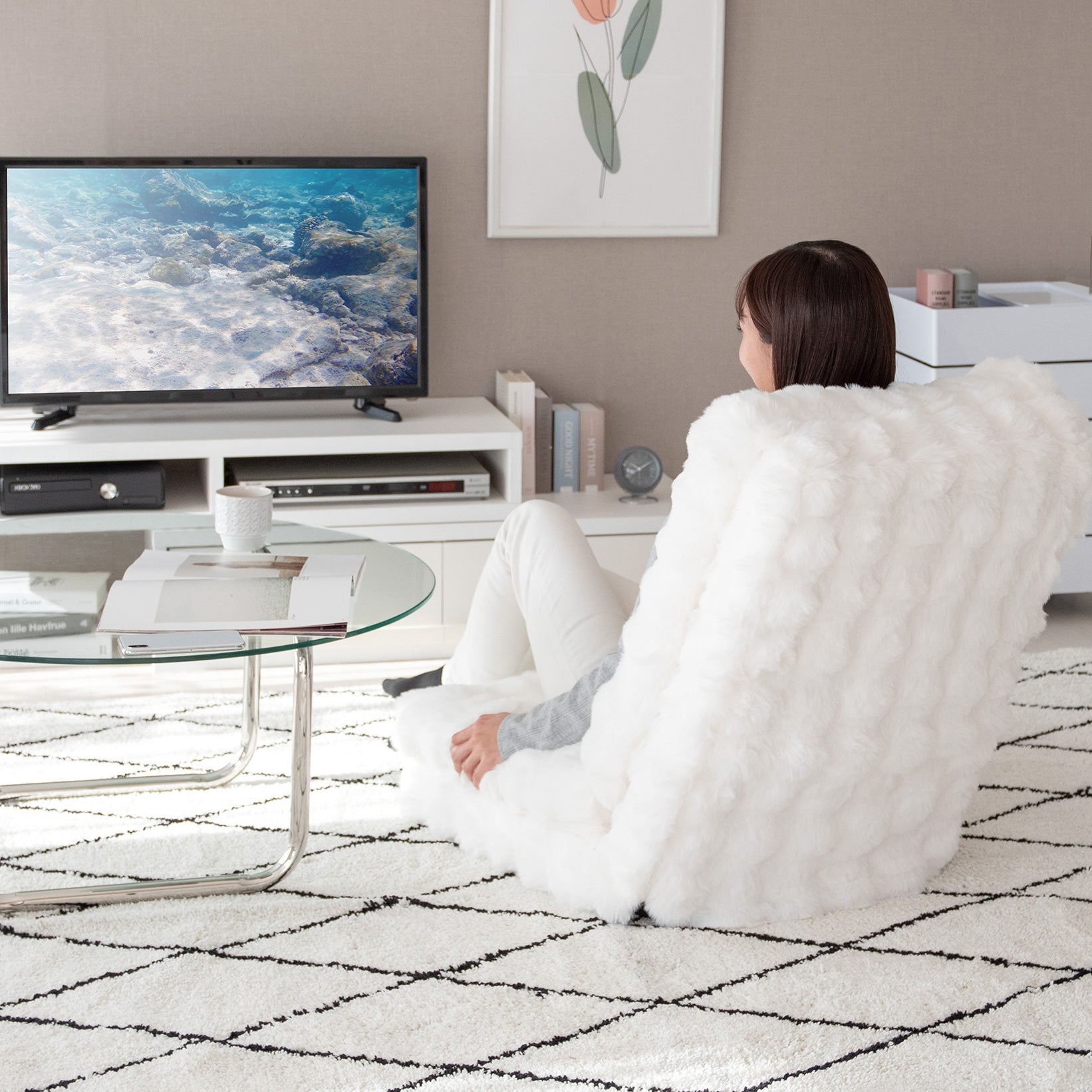ふわとろ3way座椅子ホワイトに座って女性がテレビを見ている様子