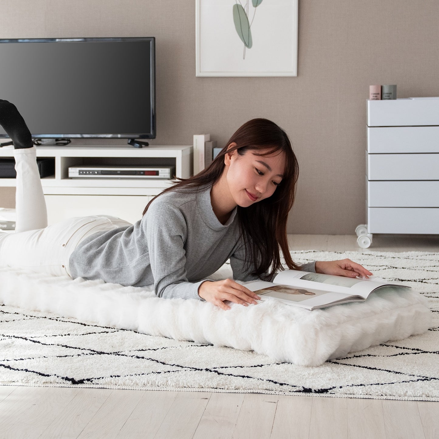 ふわとろ3way座椅子ホワイトで女性がくつろいでいる様子