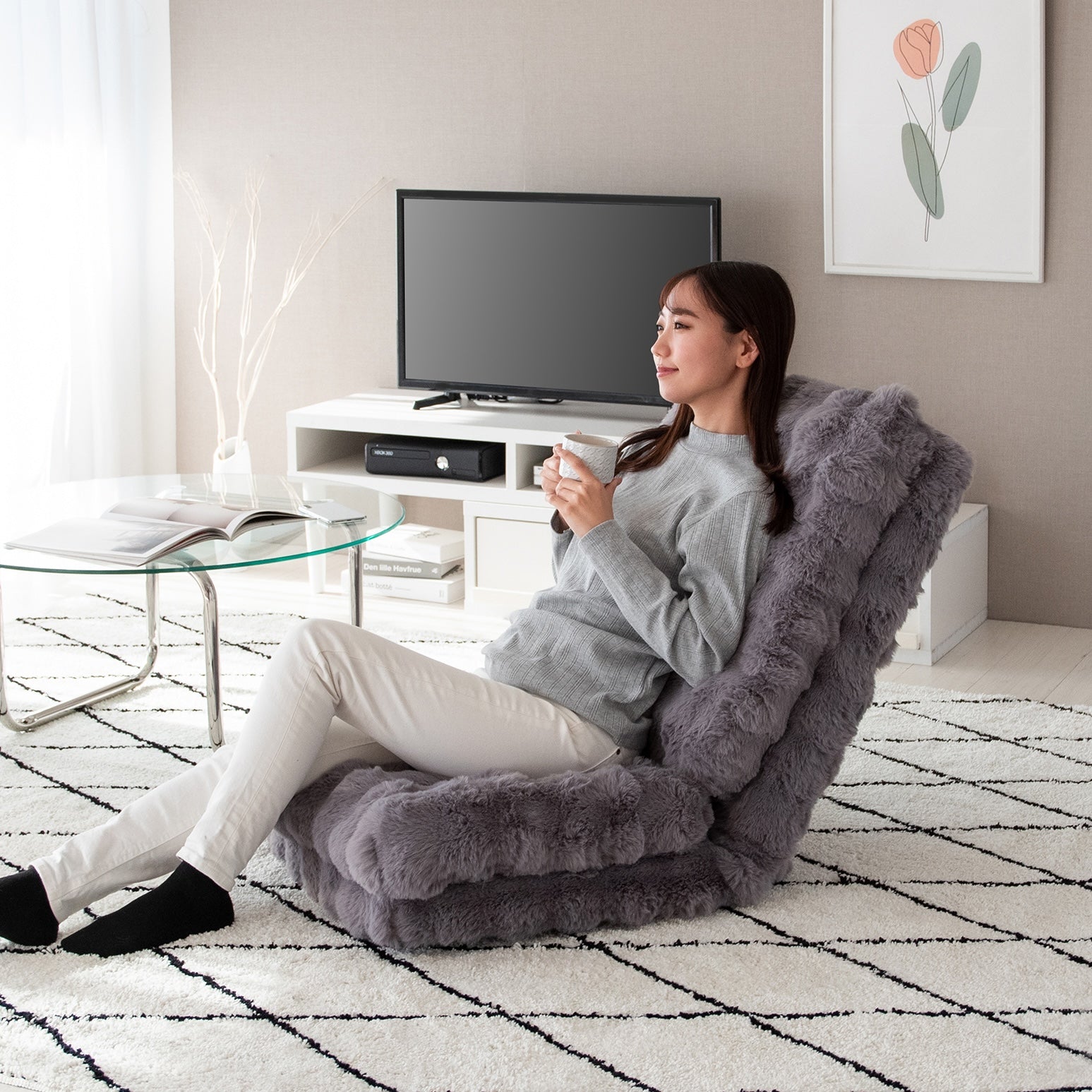 ふわとろ3way座椅子グレーで女性がくつろいでいる様子