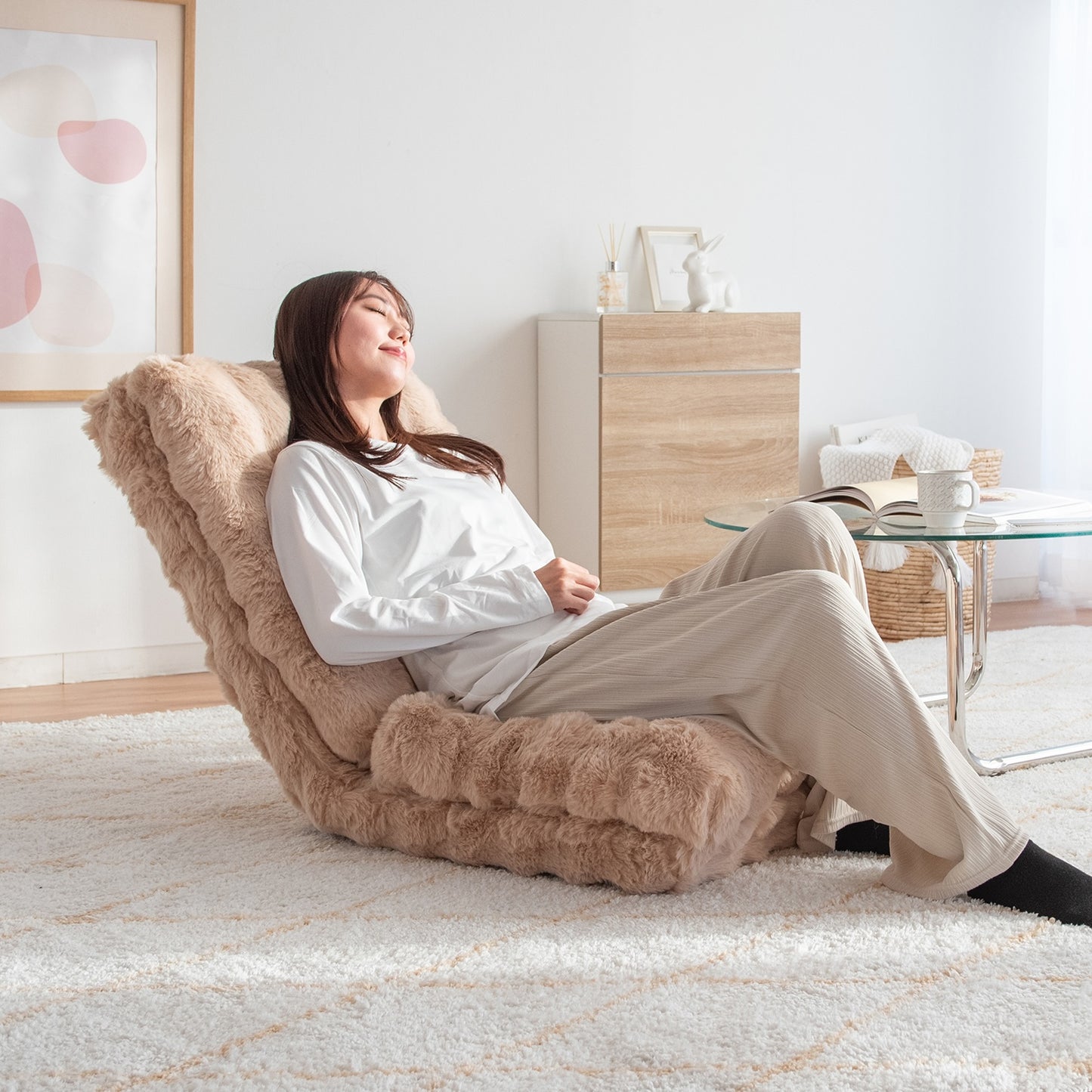 ふわとろ3way座椅子ベージュで女性がくつろいでいる様子