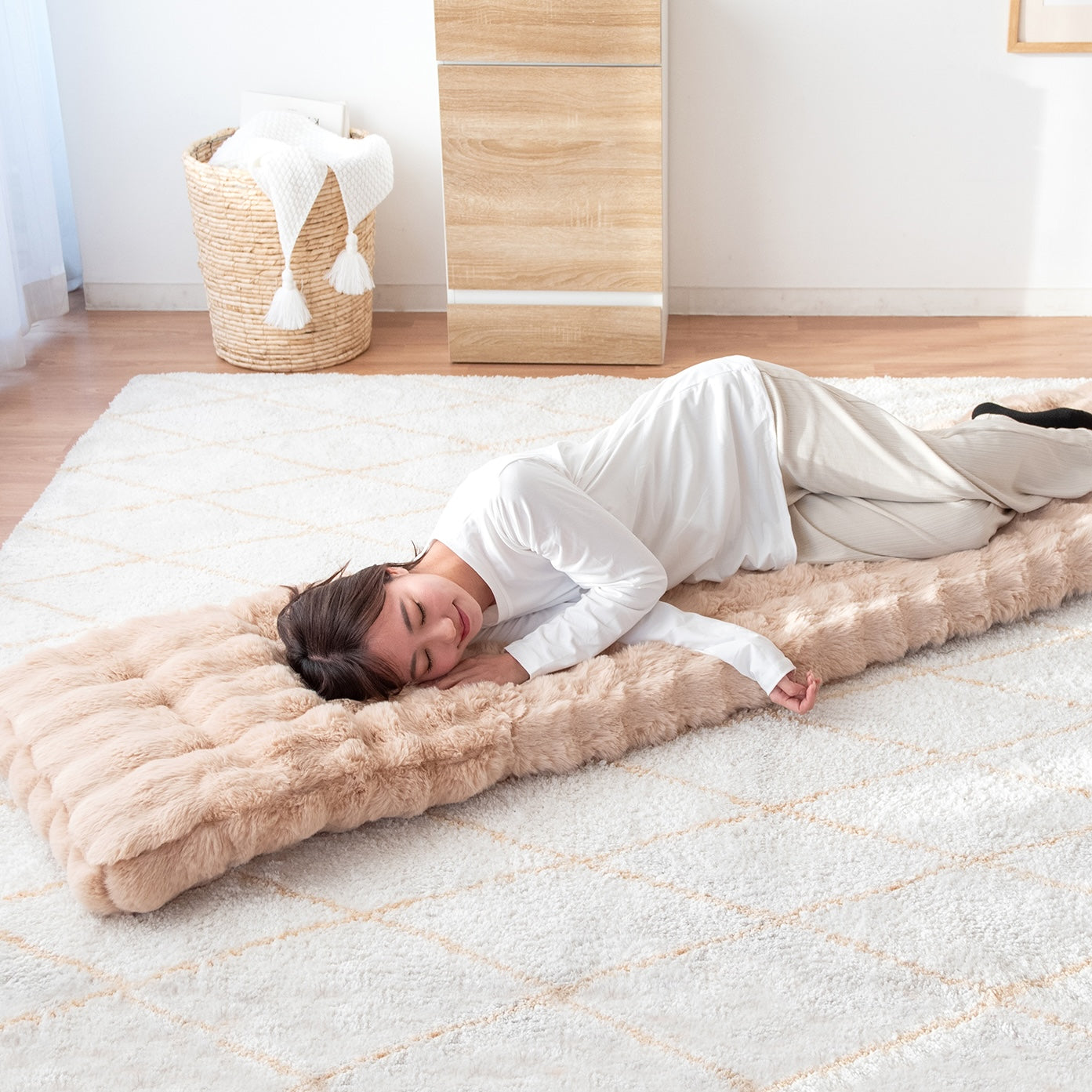 ふわとろ3way座椅子ベージュで女性が横たわっている様子