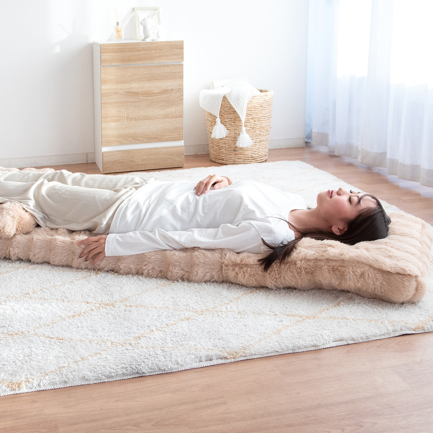 ふわとろ3way座椅子ベージュで女性が寝ている様子