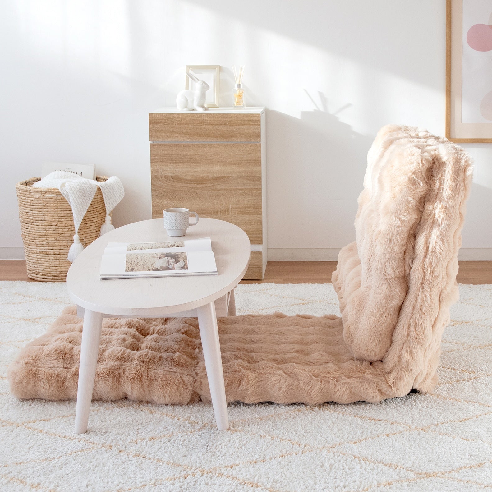 ふわとろ3way座椅子ベージュがローテーブル下に置いてある様子