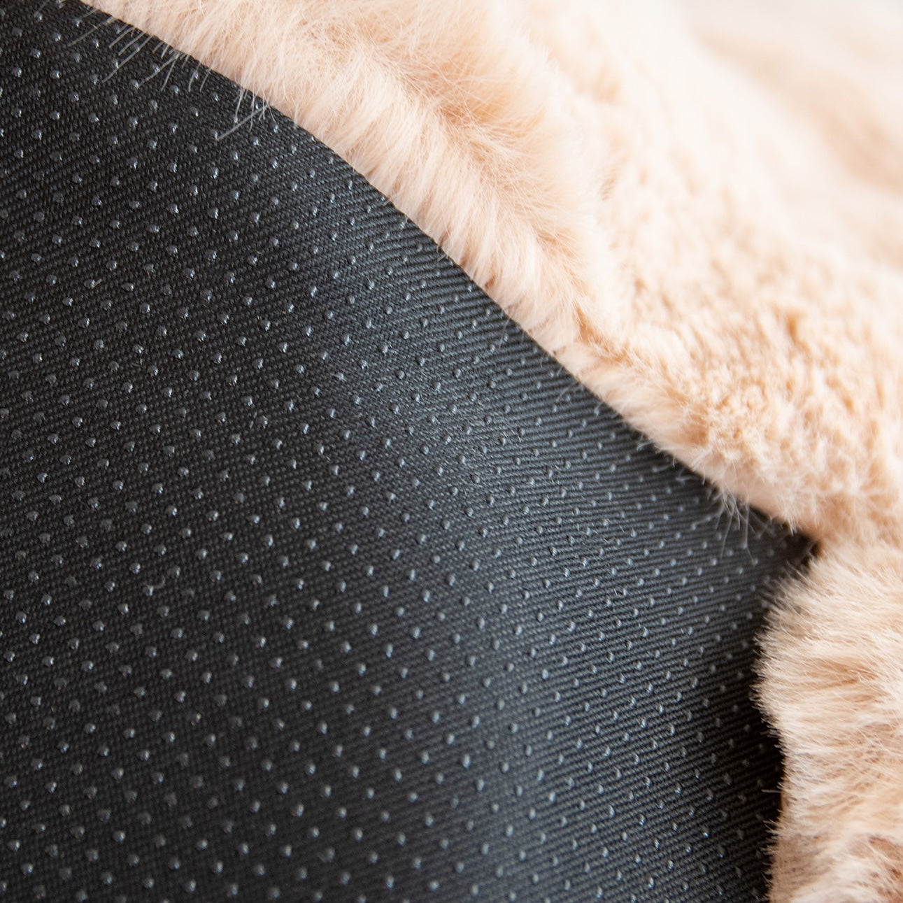 ふわとろ3way座椅子の裏側滑り止めを写している様子