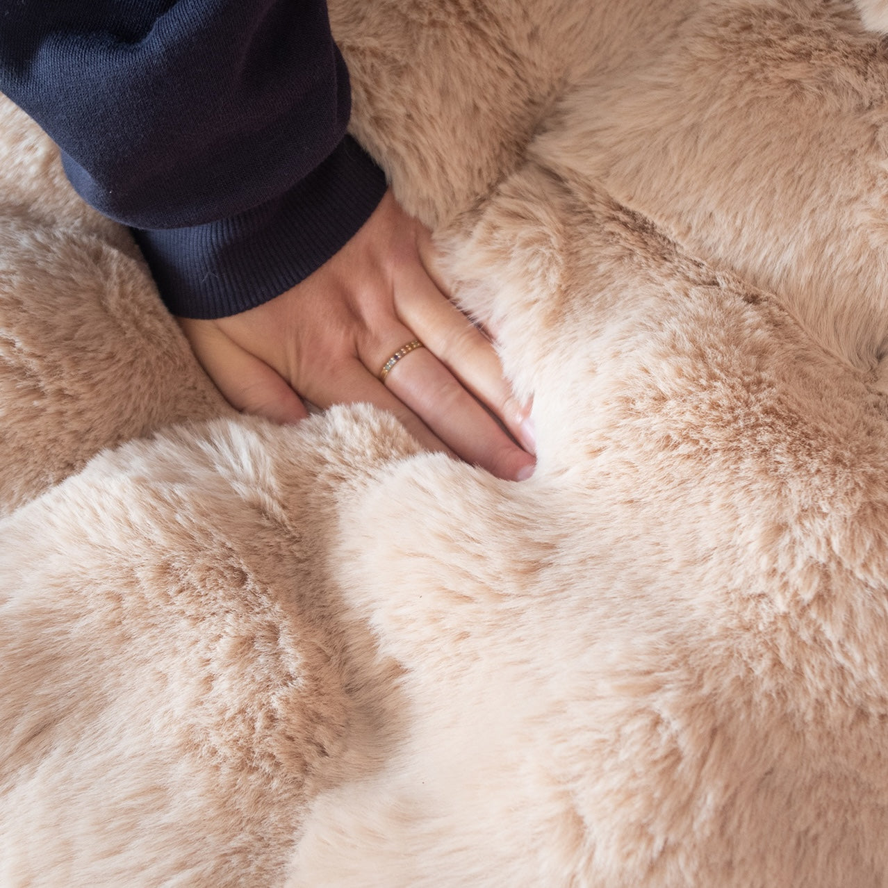 ふわとろ3way座椅子ベージュの素材をアップで写している様子