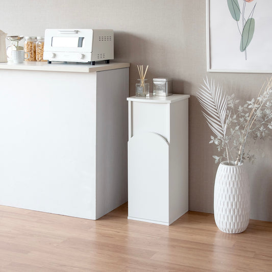 アーチ型のコンパクトなダストボックスがリビングに置かれている