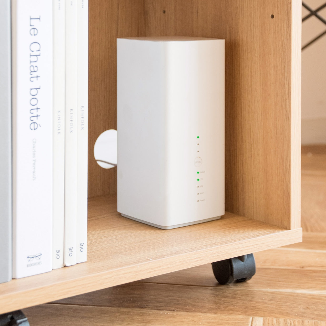 キャスター付きの木目調の2段のラックにWI-FIルーターが収納されている様子