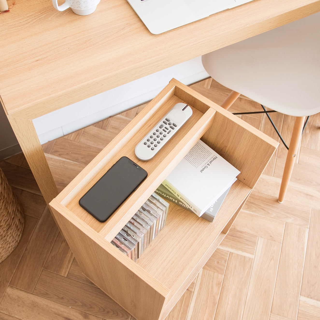 キャスター付きの木目調の2段のラックにCDや本が収納されている様子