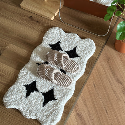 モカのもこもこしたデザインでダブルストラップ付きのルームスリッパ