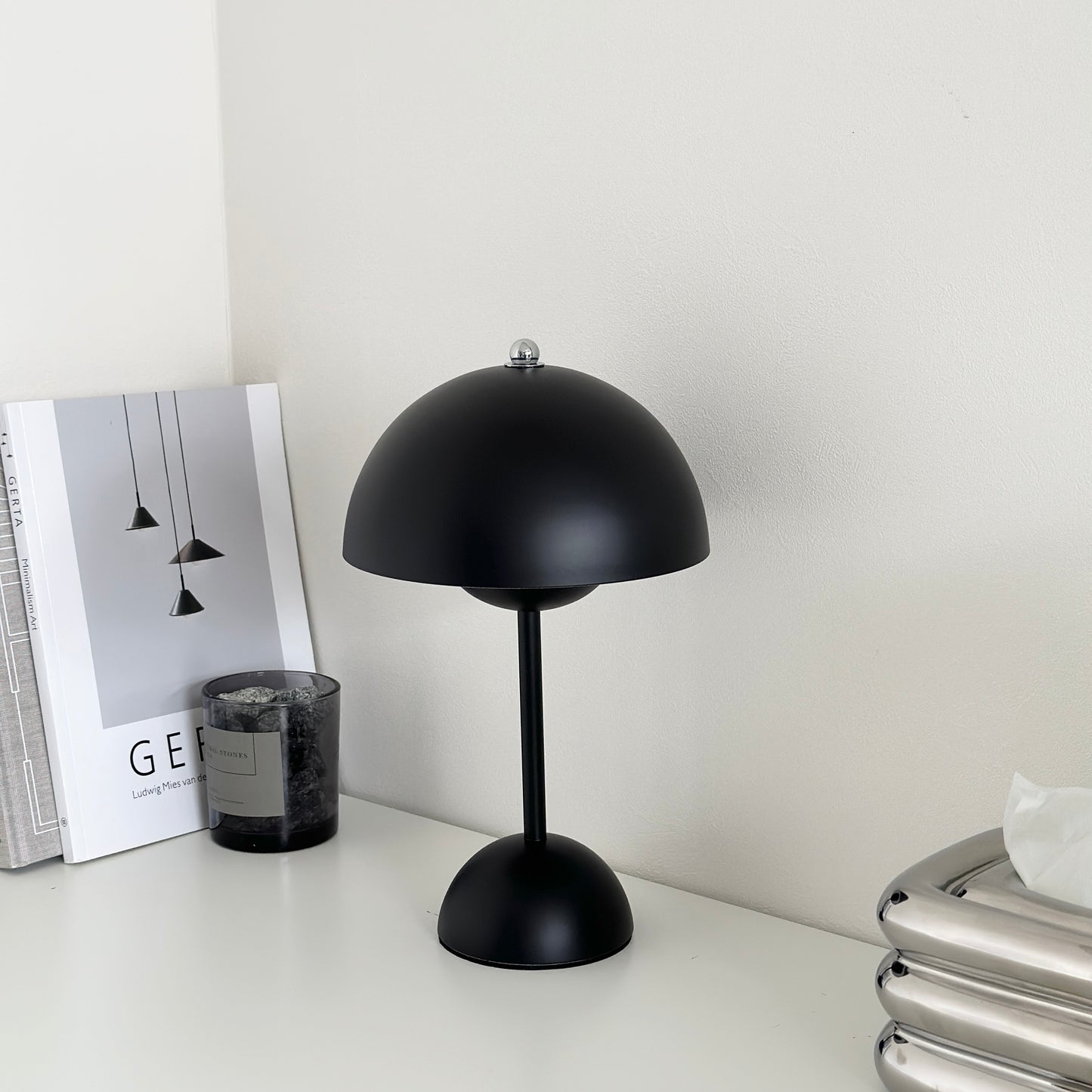 マットな質感のブラックのライト