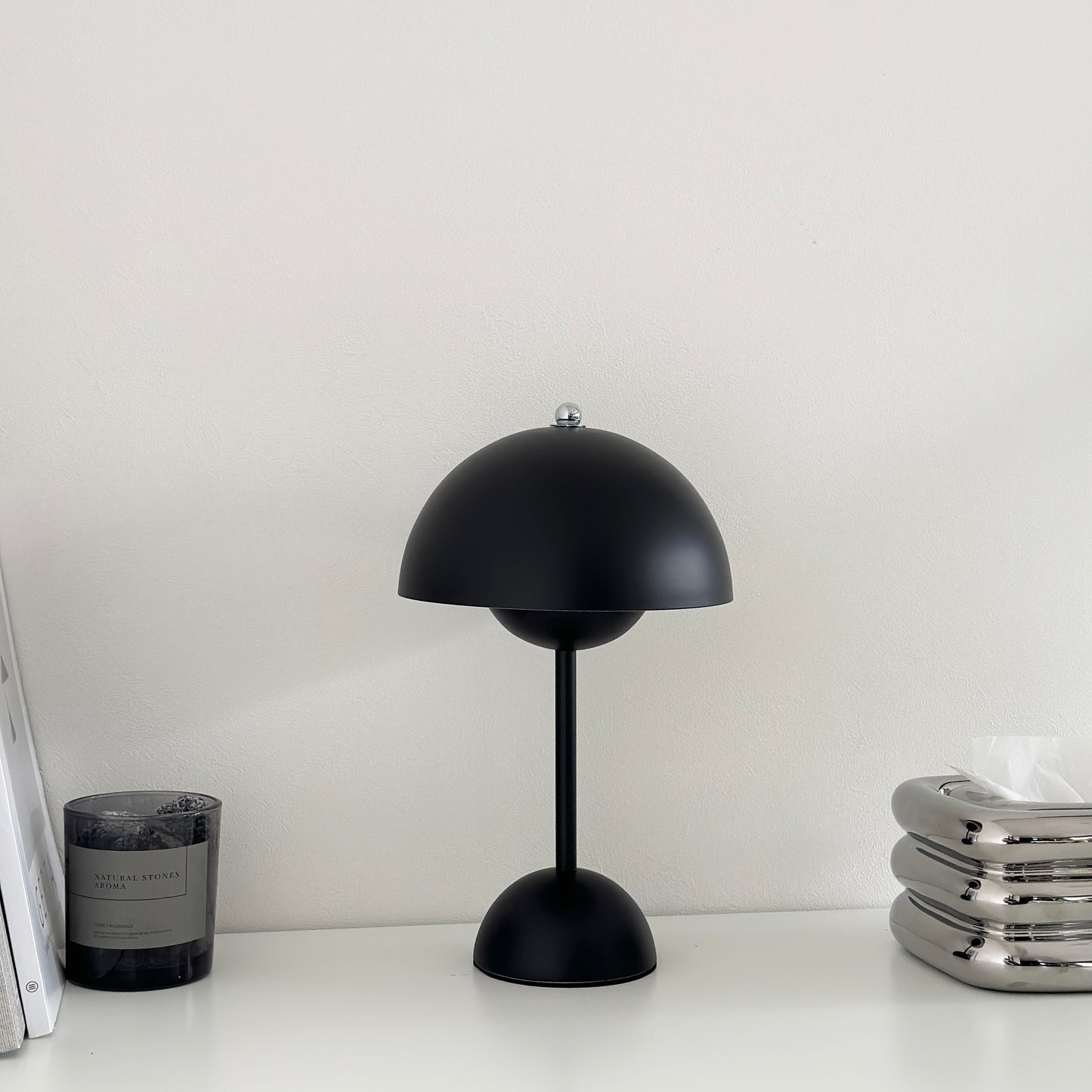 マットな質感のブラックのライト