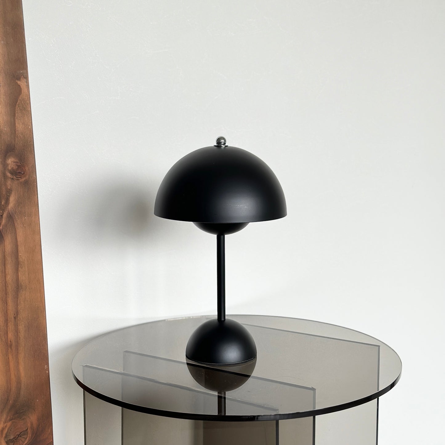 丸いテーブルの上に乗せられたマットな質感のブラックのライト
