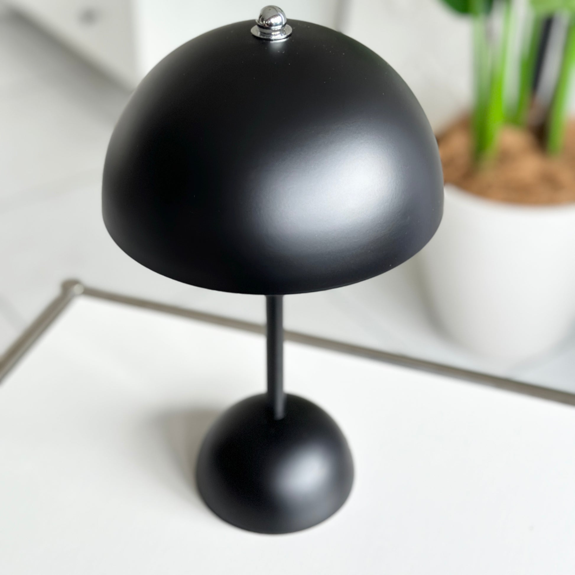 マットな質感のブラックのライトを上から撮った写真