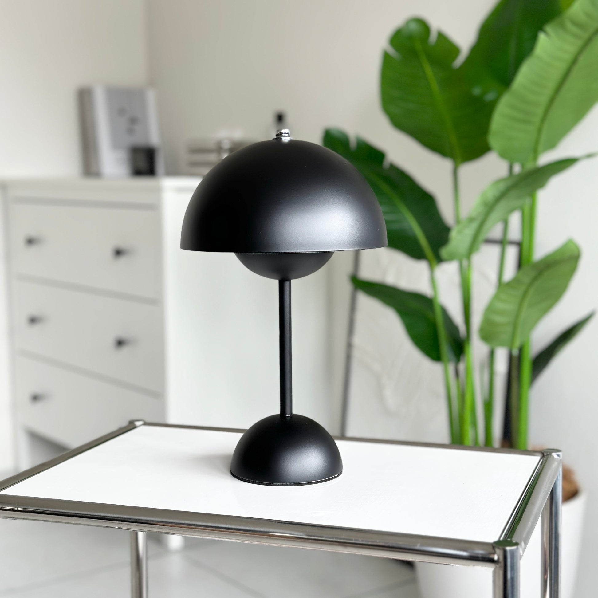 台の上に乗せられたマットな質感のブラックのライト