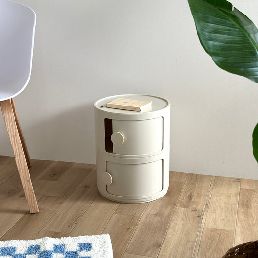 アイボリーのキャビネットの上に文庫本が置かれてある