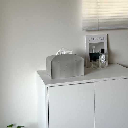 白い棚の上にグレージュのレザーティッシュケースが置かれてある