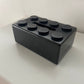 ブラックのブロックデザインのティッシュケースに傷が入っている様子