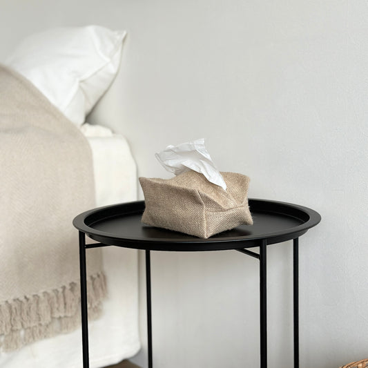 リネン素材のティッシュケースがサイドテーブルに置かれた様子