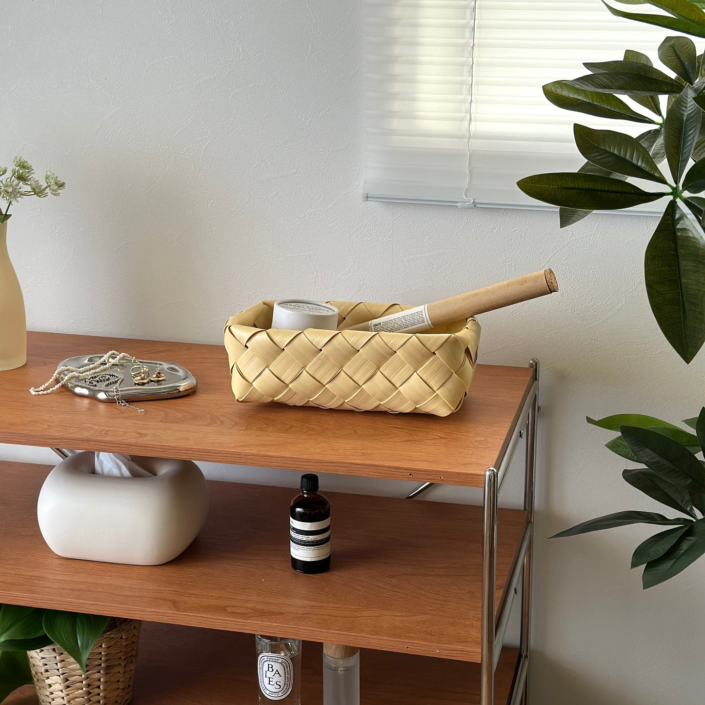 手編みのバスケットがシェルフの上に置かれている様子