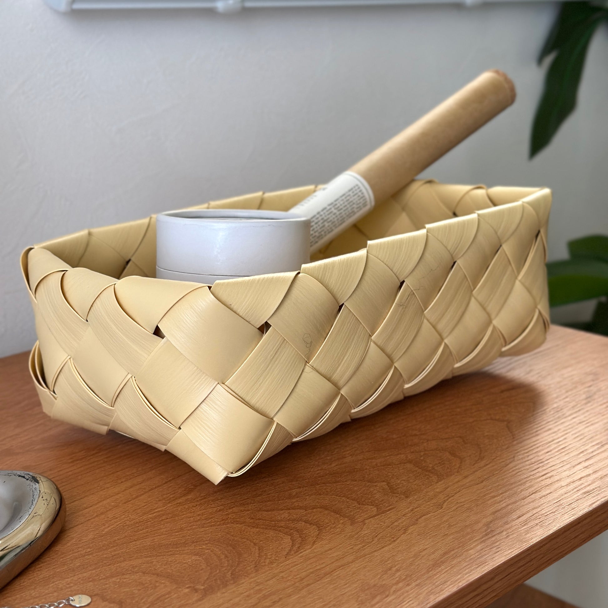 手編みのバスケットにキャンドルやお香が入れられている様子