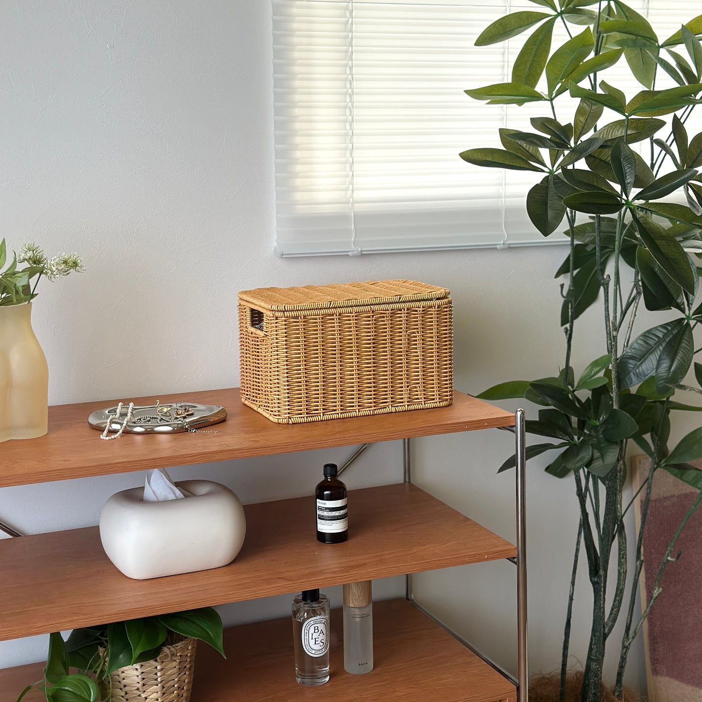 ラタン調のバスケットがシェルフの上に置かれている様子