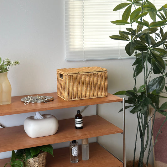 ラタン調のバスケットがシェルフの上に置かれている様子