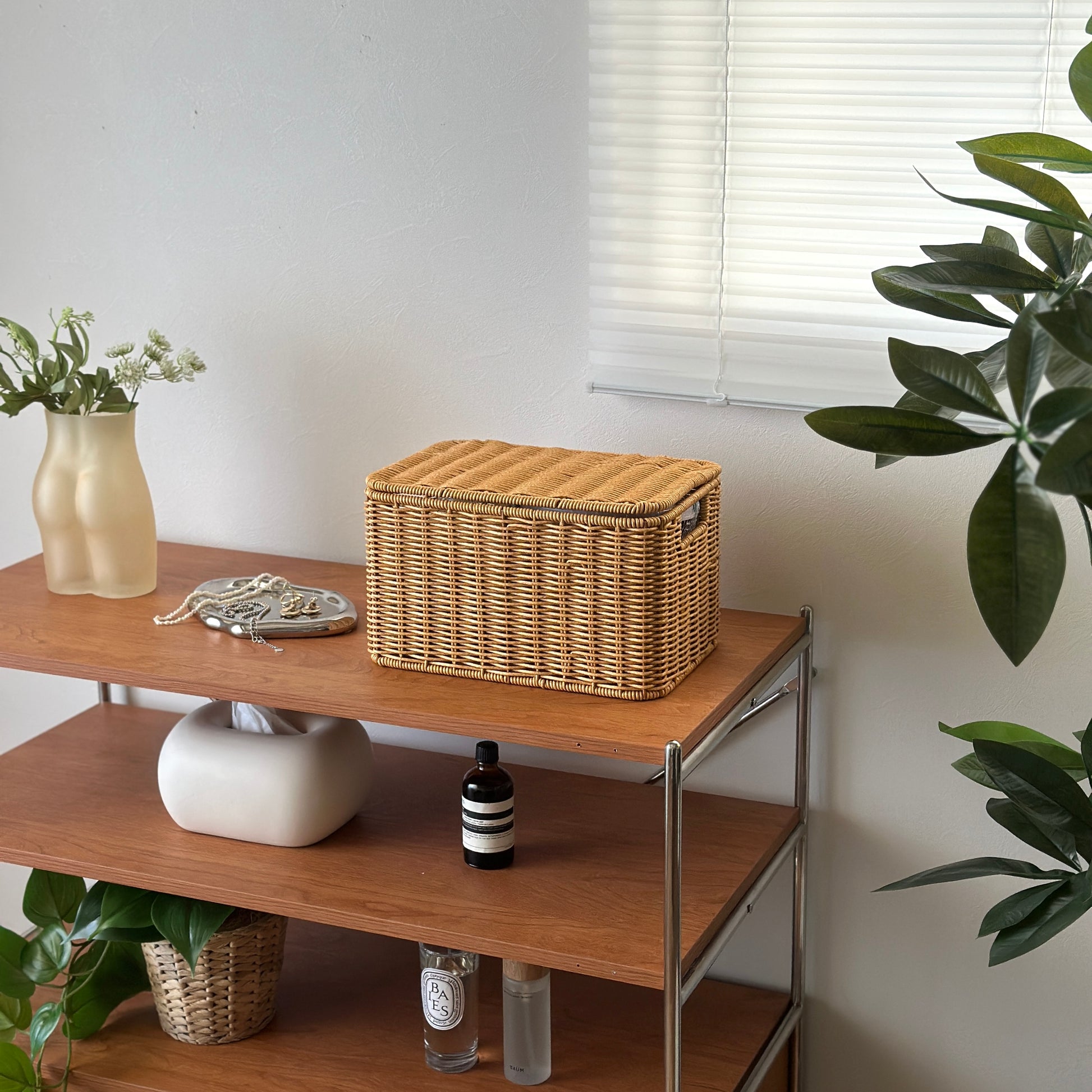 ラタン調のバスケットがシェルフの上に置かれている様子