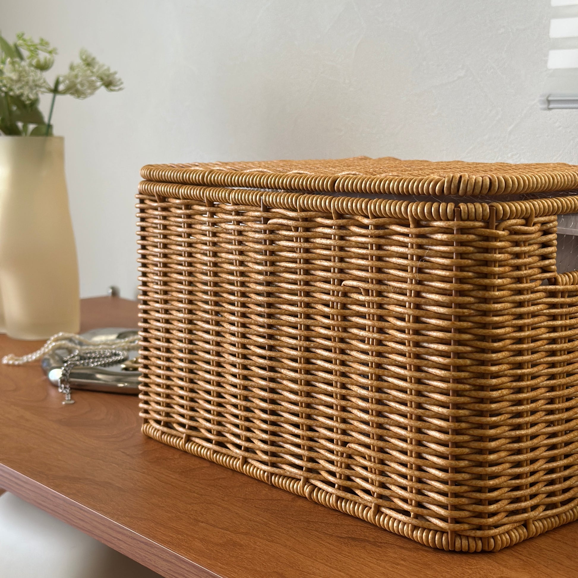 ラタン調のバスケットがシェルフの上に置かれている様子